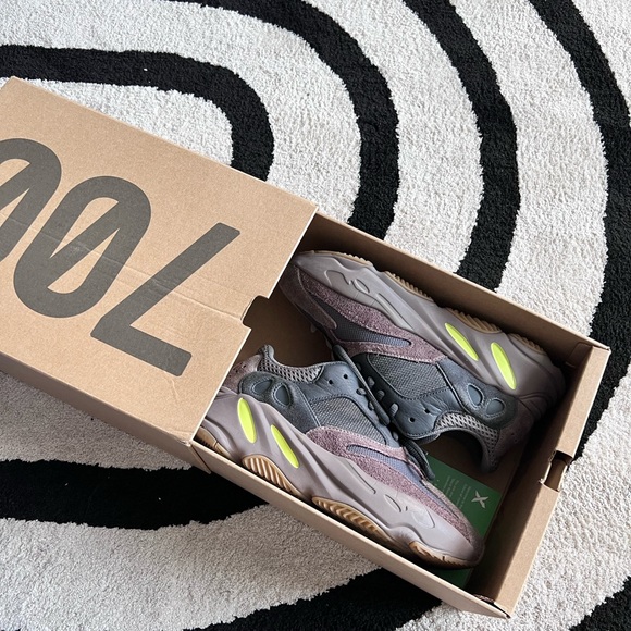 adidas Yeezy Boost 700 Mauve - Picture 4 of 13